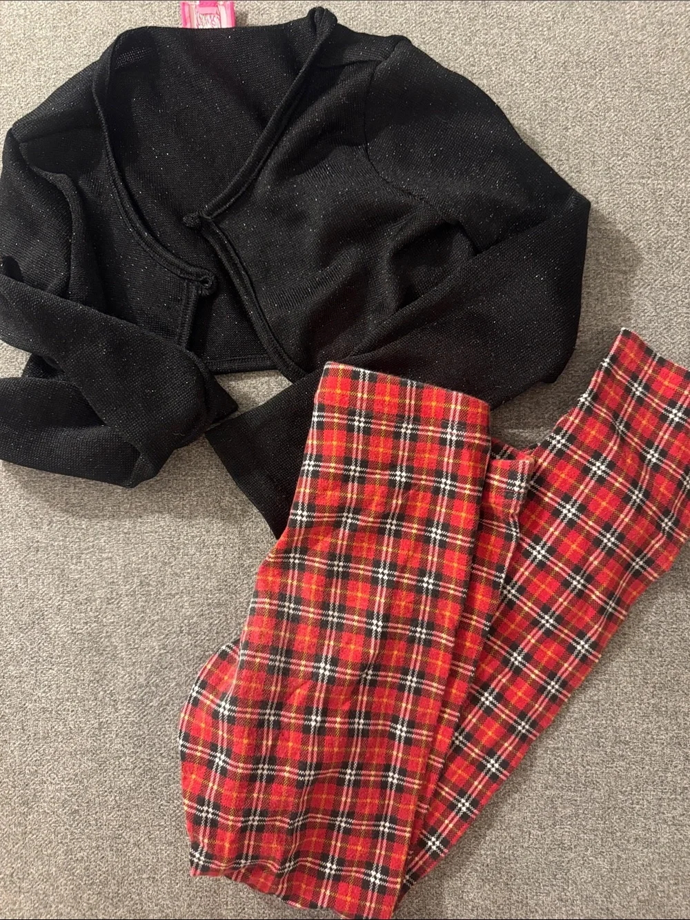 5/$15- Girl’s outfit size medium